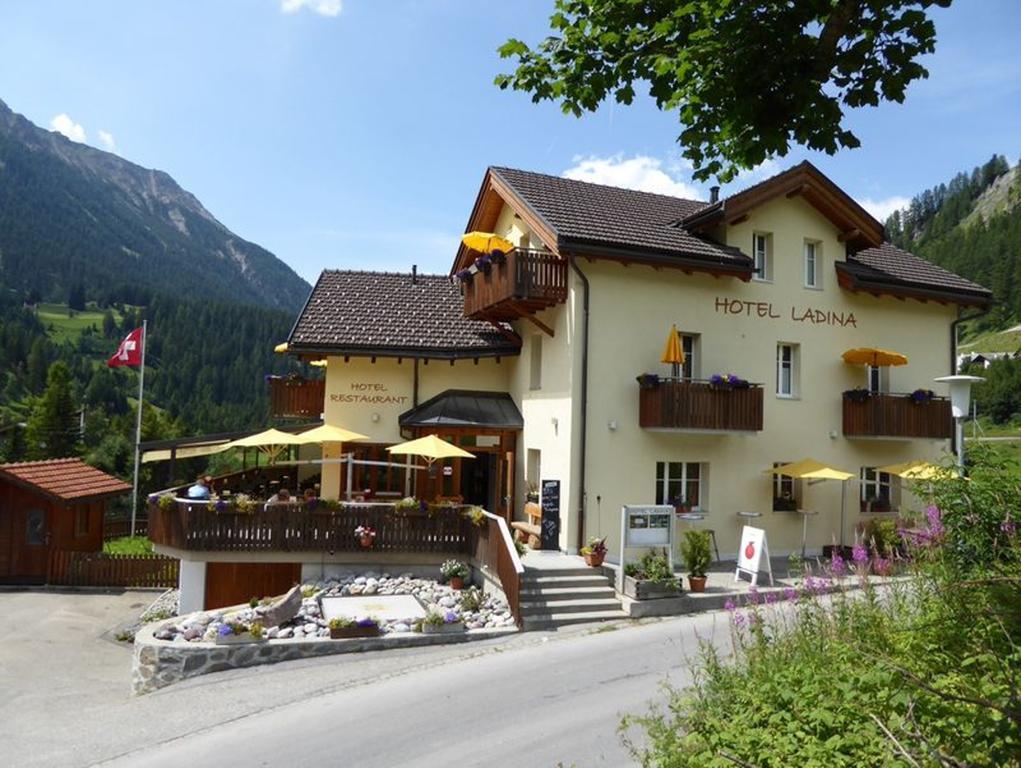 Hotel Ladina Berguen Bagian luar foto