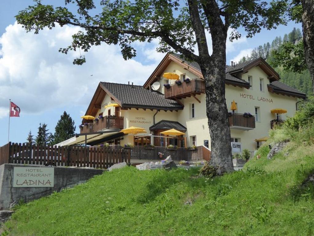 Hotel Ladina Berguen Bagian luar foto