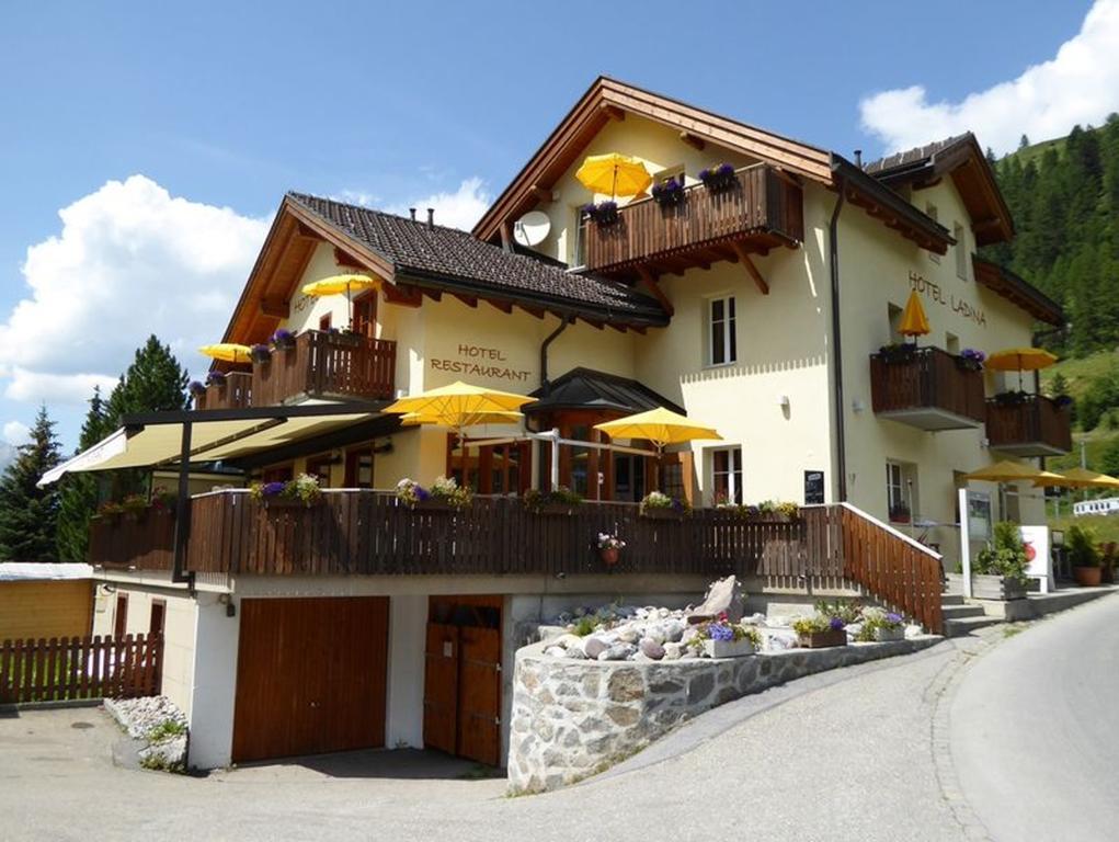 Hotel Ladina Berguen Bagian luar foto